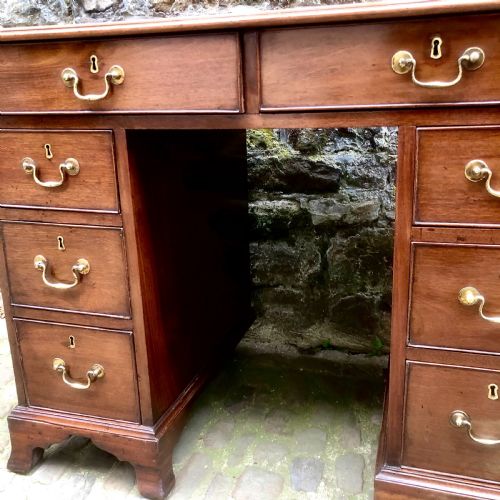 A SMALL MID VICTORIAN MAHOGANY KNEEHOLE DESK - ADDITIONAL PHOTO 4
