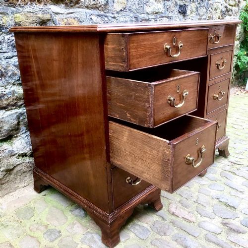 A SMALL MID VICTORIAN MAHOGANY KNEEHOLE DESK - ADDITIONAL PHOTO 6