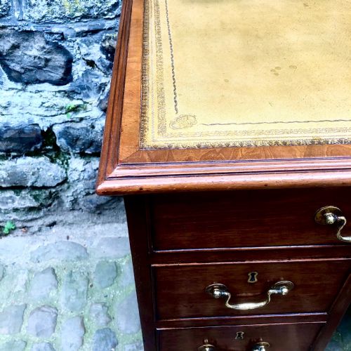 A SMALL MID VICTORIAN MAHOGANY KNEEHOLE DESK - ADDITIONAL PHOTO 8
