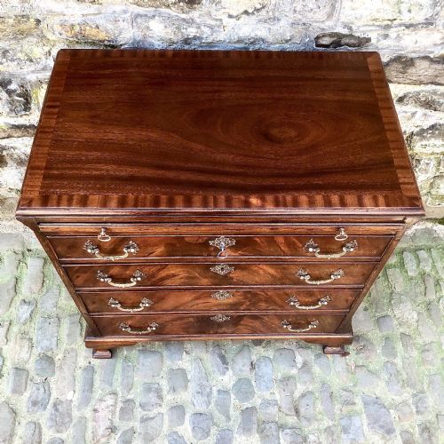 A MID 19TH CENTURY MAHOGANY BACHELORS CHEST - ADDITIONAL PHOTO 1