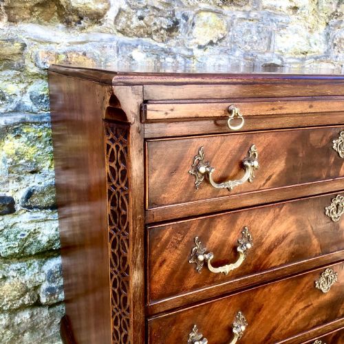 A MID 19TH CENTURY MAHOGANY BACHELORS CHEST - ADDITIONAL PHOTO 3