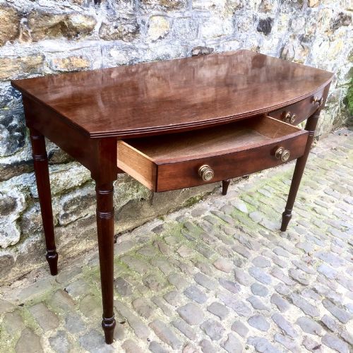 A GEORGE III MAHOGANY BOWFRONT SIDE TABLE - ADDITIONAL PHOTO 4