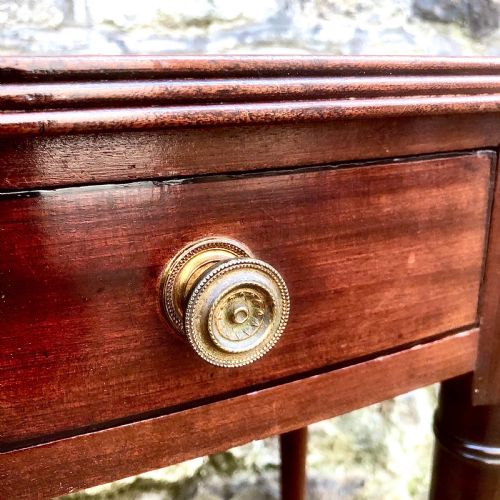 A GEORGE III MAHOGANY BOWFRONT SIDE TABLE - ADDITIONAL PHOTO 5