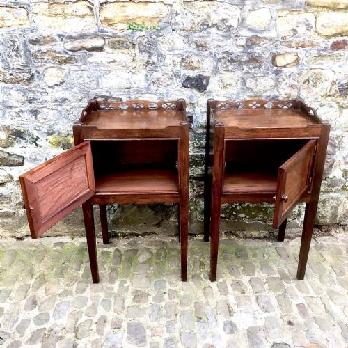 A PAIR OF LATE 19TH CENTURY MAHOGANY BEDSIDE TABLES - ADDITIONAL PHOTO 3