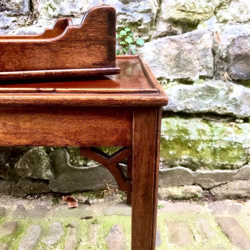 A SMALL MAHOGANY TRAYTOP COFFEE TABLE - ADDITIONAL PHOTO 4