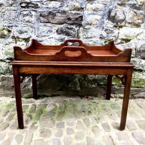 A SMALL MAHOGANY TRAYTOP COFFEE TABLE - ADDITIONAL PHOTO 5