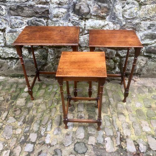 A LATE 19TH CENTURY MAHOGANY NEST OF THREE TABLES - ADDITIONAL PHOTO 5