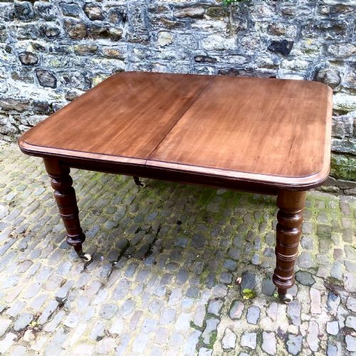 A MID VICTORIAN MAHOGANY EXTENDING DINING TABLE - ADDITIONAL PHOTO 1