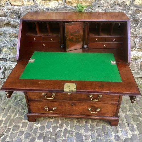 A FINE GEORGE III MAHOGANY FALLFRONT BUREAU - ADDITIONAL PHOTO 7
