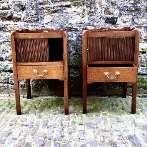 A PAIR OF GEORGE III STYLE MAHOGANY BEDSIDE TABLES - ADDITIONAL PHOTO 6