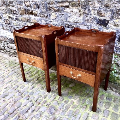 A PAIR OF GEORGE III STYLE MAHOGANY BEDSIDE TABLES - ADDITIONAL PHOTO 7