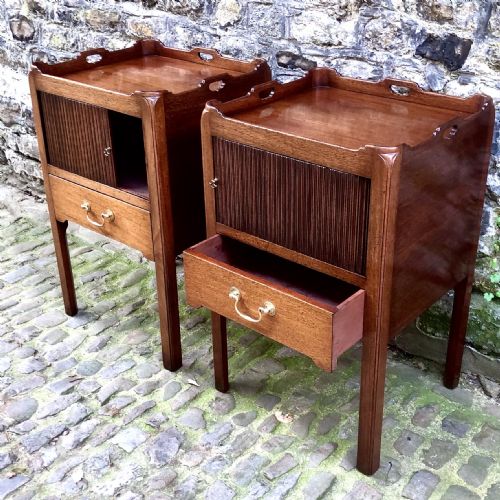 A PAIR OF GEORGE III STYLE MAHOGANY BEDSIDE TABLES - ADDITIONAL PHOTO 8
