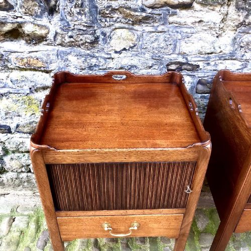 A PAIR OF GEORGE III STYLE MAHOGANY BEDSIDE TABLES - ADDITIONAL PHOTO 9