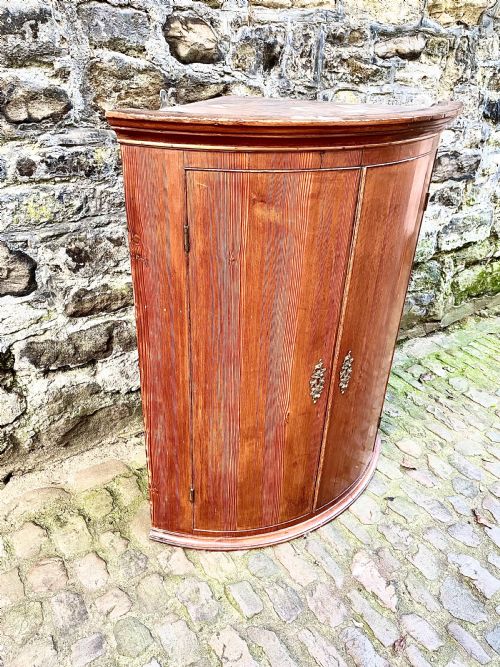 A GEORGE III PINE BOWFRONT CORNER CUPBOARD - ADDITIONAL PHOTO 2