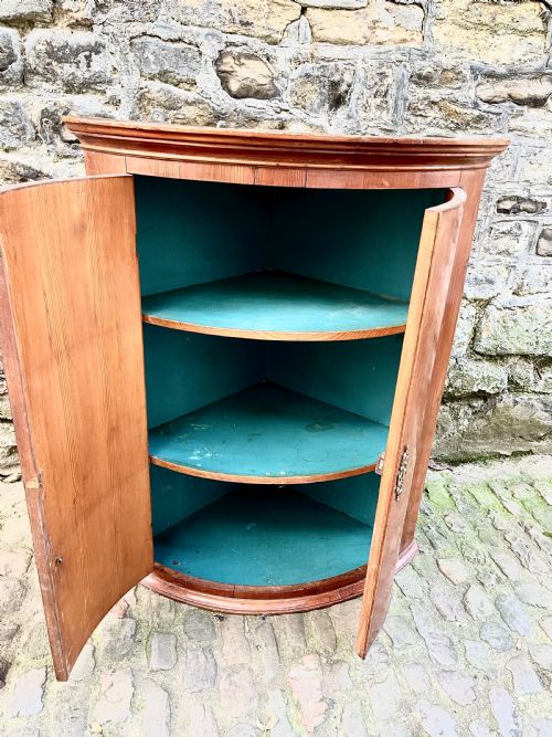 A GEORGE III PINE BOWFRONT CORNER CUPBOARD - ADDITIONAL PHOTO 3
