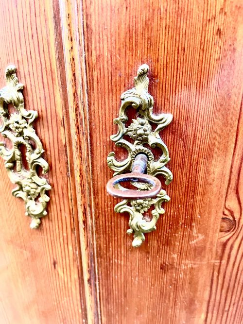 A GEORGE III PINE BOWFRONT CORNER CUPBOARD - ADDITIONAL PHOTO 4
