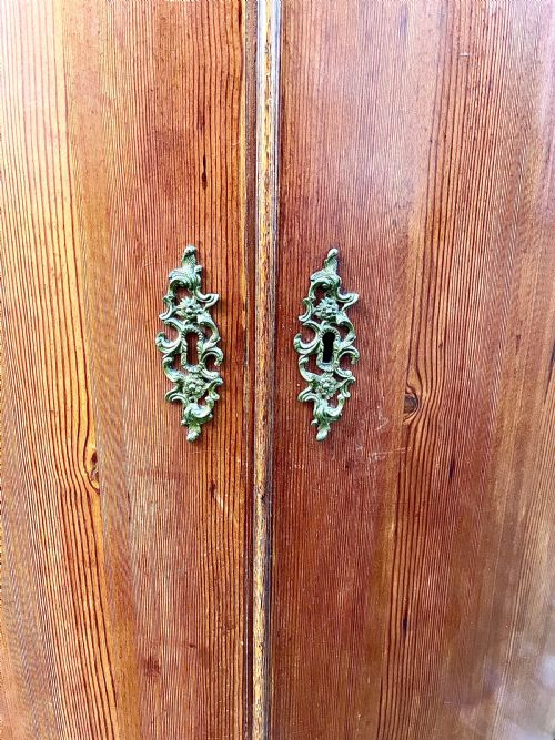 A GEORGE III PINE BOWFRONT CORNER CUPBOARD - ADDITIONAL PHOTO 5