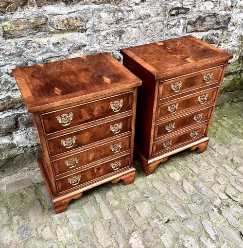A PAIR OF 20TH CENTURY YEW WOOD BEDSIDE TABLES - ADDITIONAL PHOTO 3