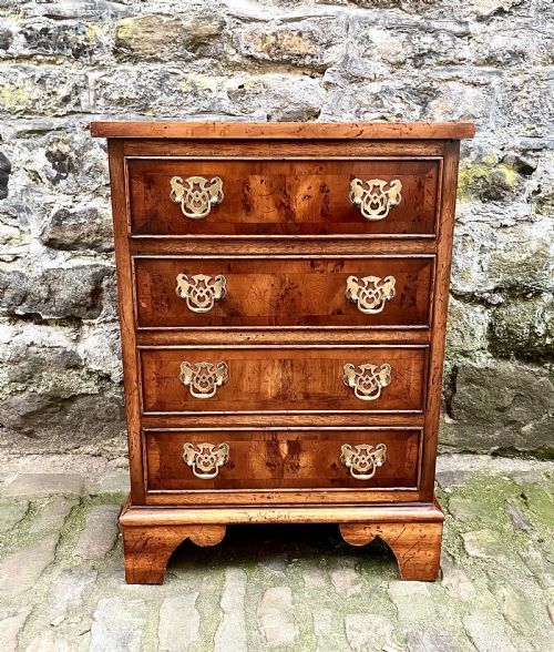 A PAIR OF 20TH CENTURY YEW WOOD BEDSIDE TABLES - ADDITIONAL PHOTO 4