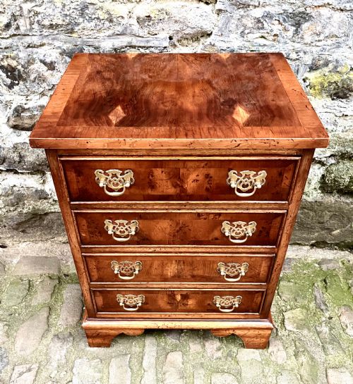 A PAIR OF 20TH CENTURY YEW WOOD BEDSIDE TABLES - ADDITIONAL PHOTO 5
