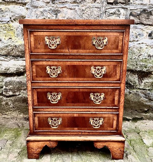 A PAIR OF 20TH CENTURY YEW WOOD BEDSIDE TABLES - ADDITIONAL PHOTO 6