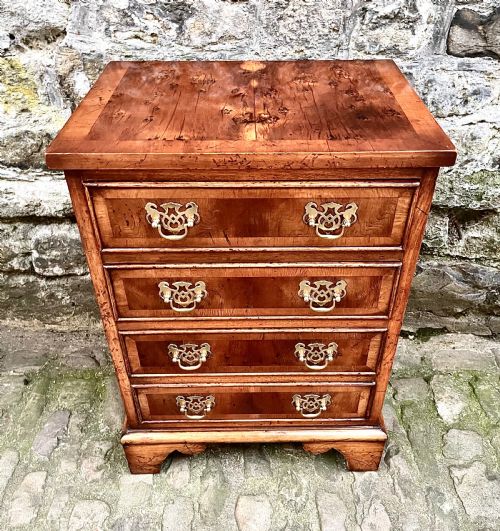 A PAIR OF 20TH CENTURY YEW WOOD BEDSIDE TABLES - ADDITIONAL PHOTO 7