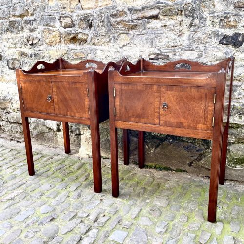 A PAIR OF GEORGE III STYLE MAHOGANY BEDSIDE TABLES - ADDITIONAL PHOTO 2