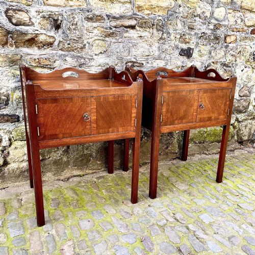 A PAIR OF GEORGE III STYLE MAHOGANY BEDSIDE TABLES - ADDITIONAL PHOTO 3