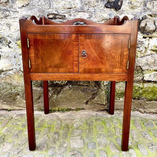 A PAIR OF GEORGE III STYLE MAHOGANY BEDSIDE TABLES - ADDITIONAL PHOTO 6