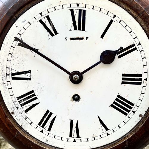A SMALL EARLY 20TH CENTURY WALL CLOCK - ADDITIONAL PHOTO 1