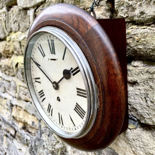 A SMALL EARLY 20TH CENTURY WALL CLOCK - ADDITIONAL PHOTO 2