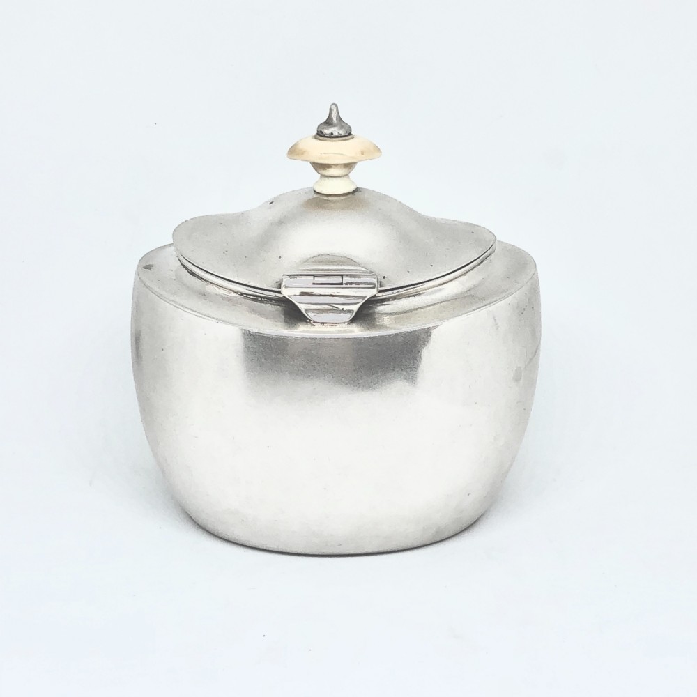 A late Victorian silver tea caddy  View III