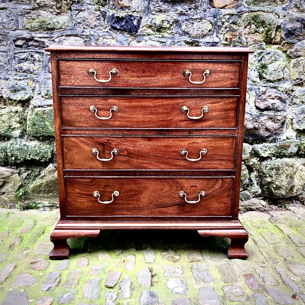 A small George III mahogany chest of drawers 