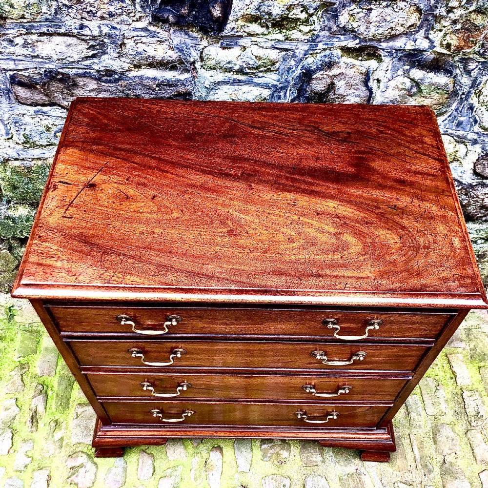 A small George III mahogany chest of drawers  View III