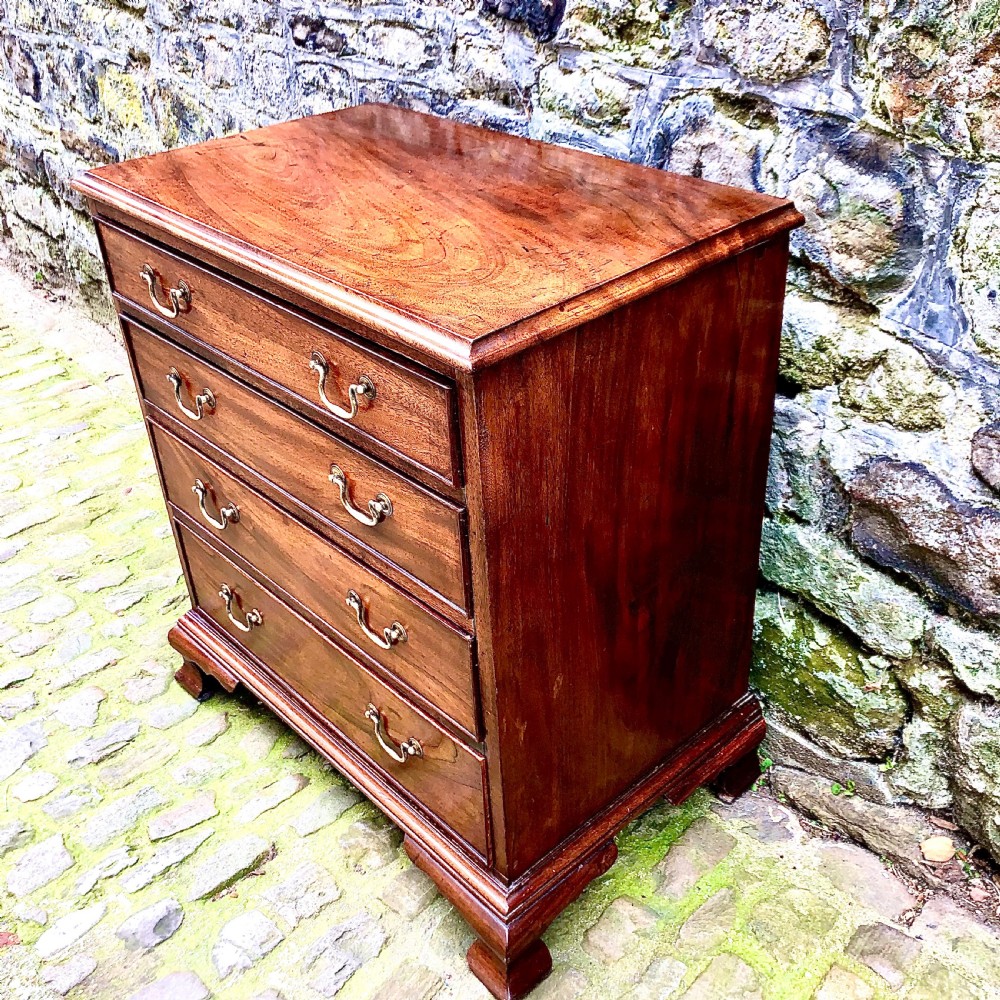 A small George III mahogany chest of drawers  View IV
