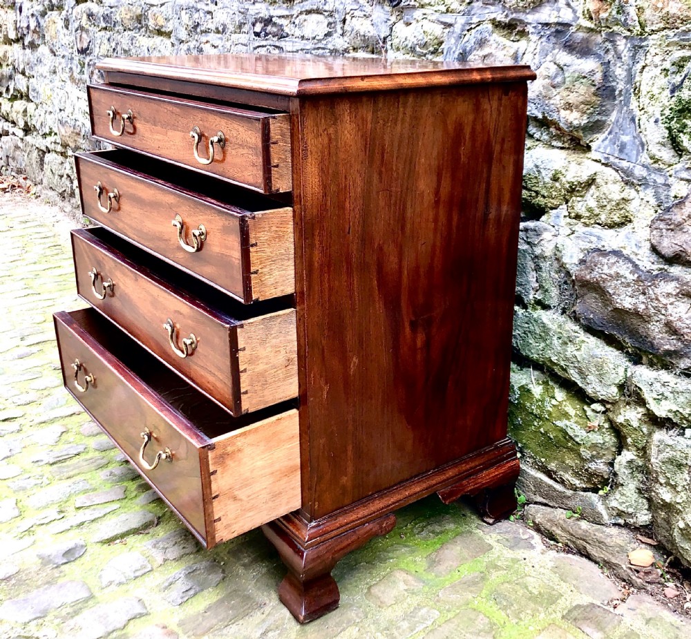 A small George III mahogany chest of drawers  View V