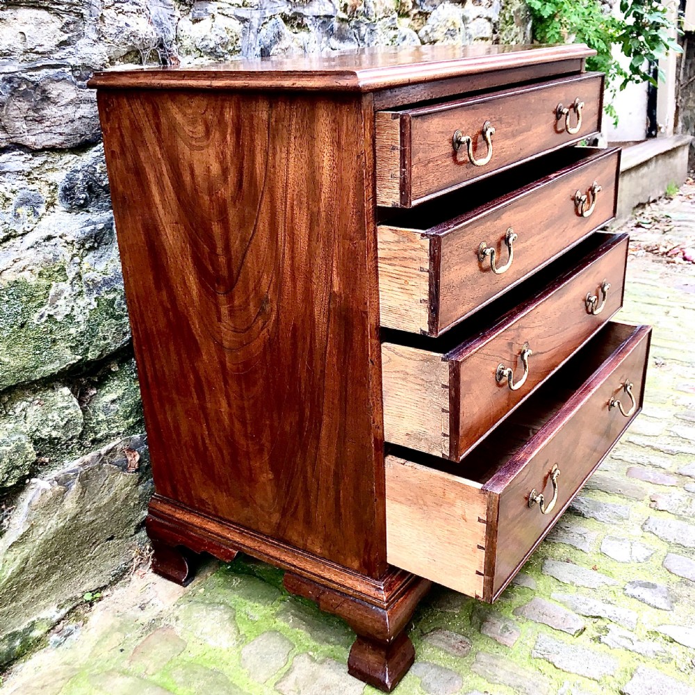 A small George III mahogany chest of drawers  View VI