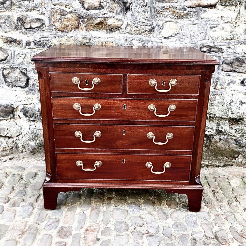 A small George III mahogany chest of drawers 