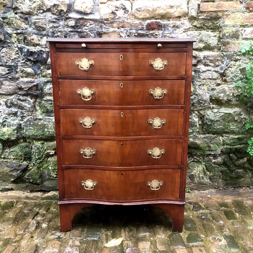 An Edwardian mahogany chest of drawers 