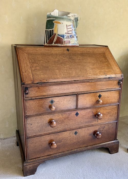 georgian oak bureau of small proportions - CATEGORY: ANTIQUE BUREAU - DATED 18TH CENTURY
