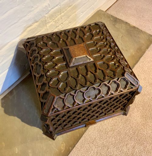 A LARGE 19TH CENTURY GOTHIC TRACERY TABLE CASKET - ADDITIONAL PHOTO 3