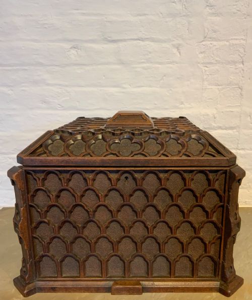 A LARGE 19TH CENTURY GOTHIC TRACERY TABLE CASKET - ADDITIONAL PHOTO 4