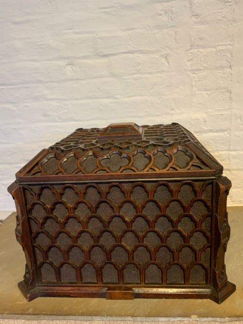 A LARGE 19TH CENTURY GOTHIC TRACERY TABLE CASKET - ADDITIONAL PHOTO 5