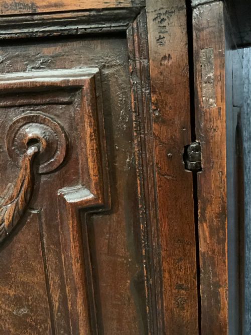 A 17TH CENTURY ITALIAN WALNUT CABINET - ADDITIONAL PHOTO 3