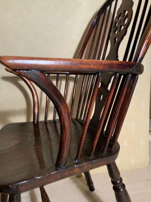 AN EARLY 19TH CENTURY ASH AND ELM WINDSOR CHAIR - ADDITIONAL PHOTO 3