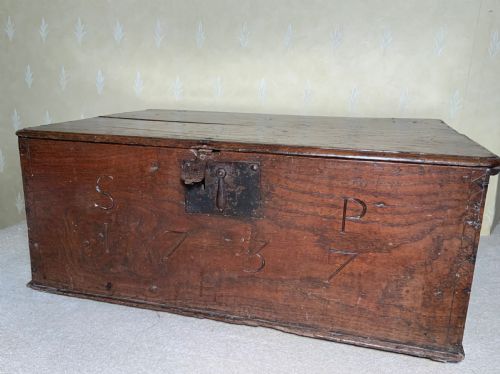 an 18th century oak box - CATEGORY: ANTIQUE BOXES - DATED 18TH CENTURY