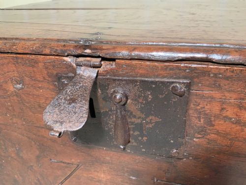 AN 18TH CENTURY OAK BOX - ADDITIONAL PHOTO 3