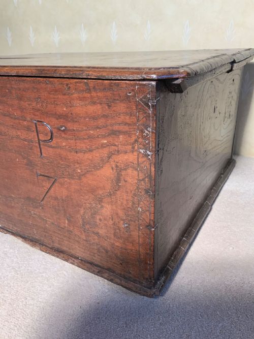 AN 18TH CENTURY OAK BOX - ADDITIONAL PHOTO 2