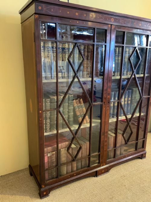 A GEORGIAN MAHOGANY GLAZED BOOKCASE - ADDITIONAL PHOTO 1