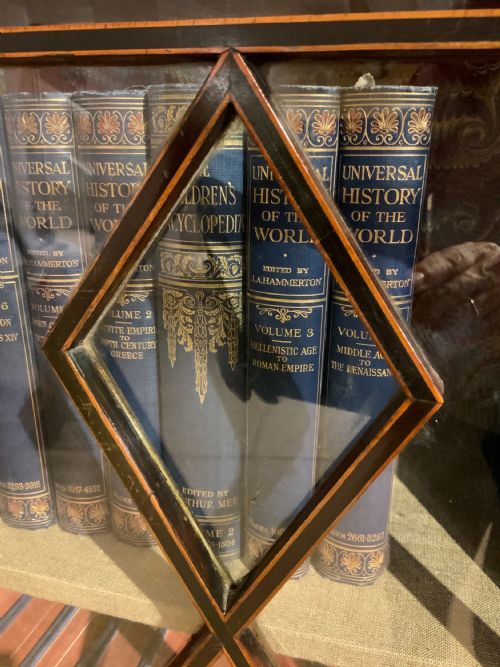 A GEORGIAN MAHOGANY GLAZED BOOKCASE - ADDITIONAL PHOTO 7